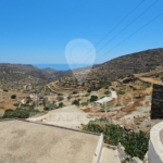 TP680. Σίκινος: Οικόπεδο εντός οικισμού με θέα προς τη θάλασσα και υψηλό συντελεστή δόμησης